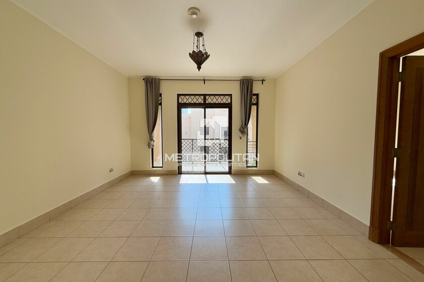 Rent a property - 1 room - Downtown Dubai, UAE - image 16