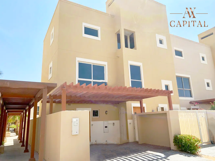 Buy a property - 4 rooms - Khalifa City, UAE - image 1