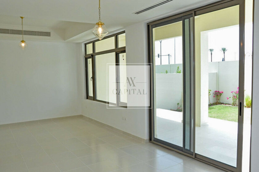 Rent 32 villas - 4 rooms - Dubailand, UAE - image 5