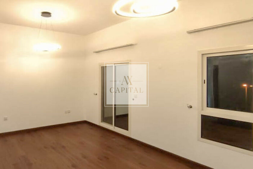 Rent a property - 2 rooms - Remraam, UAE - image 1