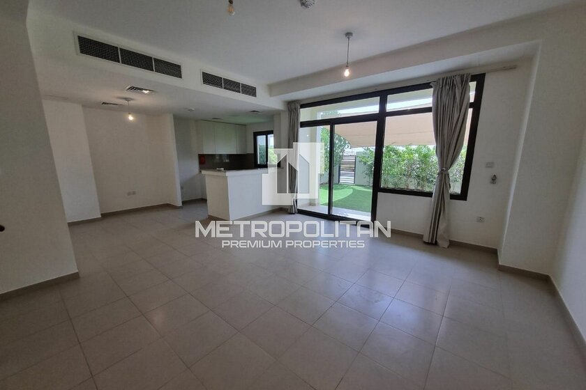 Rent a property - 3 rooms - Town Square, UAE - image 1