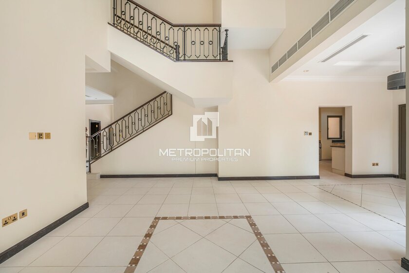 Rent 17 villas - 4 rooms - Palm Jumeirah, UAE - image 3