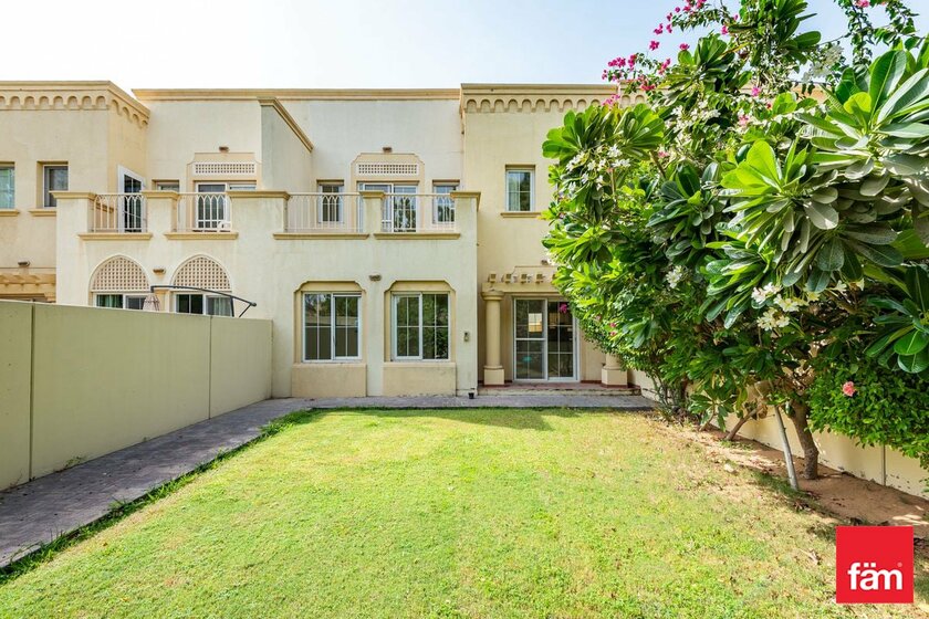 Rent 8 villas - Emirates Hills, UAE - image 17