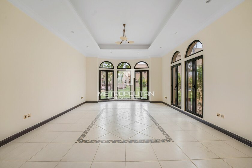 Rent 17 villas - 4 rooms - Palm Jumeirah, UAE - image 1